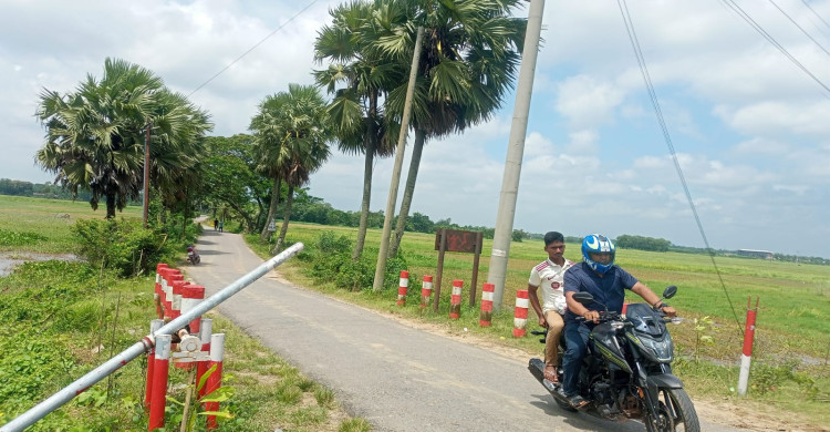 কালিকাপুর পশ্চিম রেলক্রসিংয়ে ভাঙা ব্যারিয়ার, ঝুঁকিতে ঢাকা–চট্টগ্রাম রেলপথ