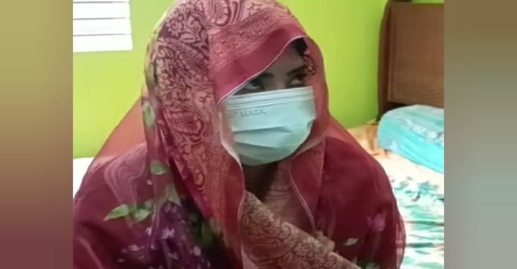 সোনারগাঁও বেনারসি শাড়ি পড়ে বিয়ের দাবিতে প্রেমিকের বাড়িতে প্রেমিকার অনশন