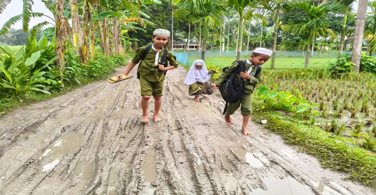 স্বাধীনতার ৫৫ বছরেও পাকা হয়নি ২ কিমি সড়ক, চরম দুর্ভোগে  ১০ গ্রামের মানুষ