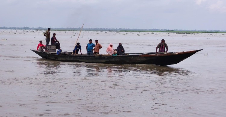 তিস্তার পানি কিছুটা কমলেও বন্যার আতঙ্ক কাটেনি