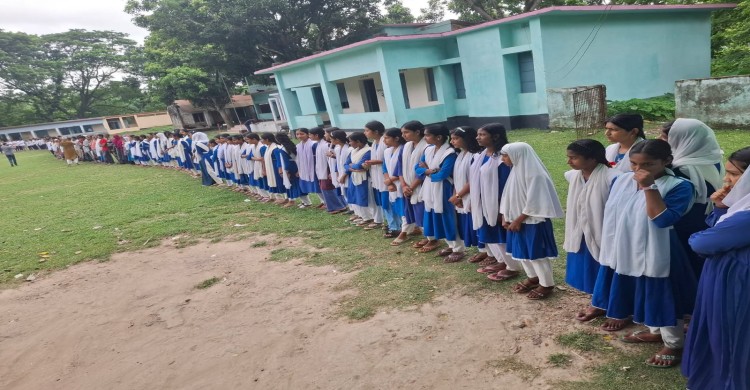 কালীগঞ্জে দুর্নীতির দায়ে গোপালপুর হাইস্কুলর  প্রধান শিক্ষকের অপসারণ দাবিতে ছাত্র-ছাত্রী ও অভিভাবকদের  মানববন্ধন