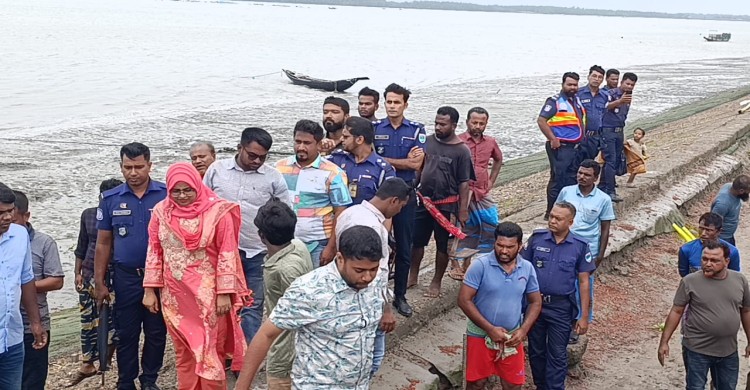 সাতক্ষীরার গাবুরায় বাঁধ কেটে পাইপ বসানো ১২টি অবৈধ নাইনটি অপসারণ করেছে প্রশাসন