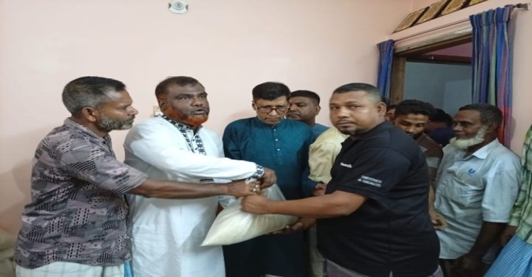 পৌরসভার ৬ নাম্বর ওয়ার্ডে ৬০০ পানিবন্দি পরিবার'র মাঝে চাল বিতরণ