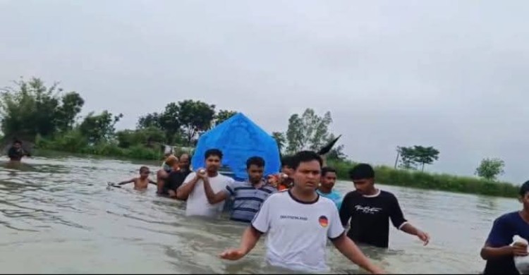 ঠাকুঁরগাও হরিপুরে এক বুক সমান পানি দিয়ে কবরস্থানে নিয়ে যাচ্ছে মায়ের লাশ