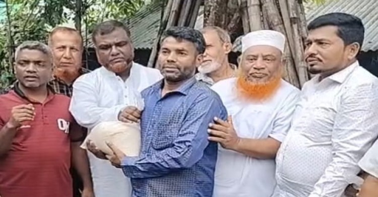 পানিবন্দি পরিবারের মাঝে ২য় দিনের মতো চলছে চাউল বিতরণ