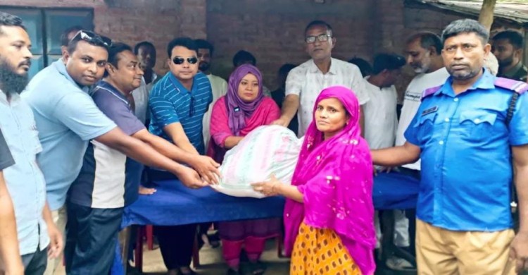মান্দায় পানি বন্দি ২০০ পবিবারের মাঝে ত্রাণ সামগ্রী বিতরণ করলেন প্রশাসন