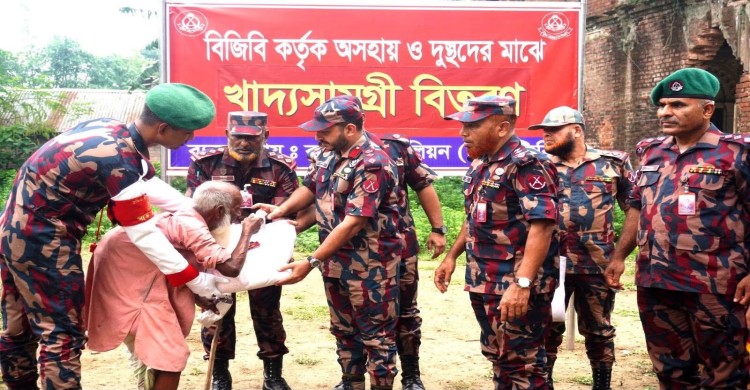 বর্ষার দুর্দিনে সীমান্ত/বাসীর পাশে ৪৭ বিজিবি, ১০০ পরিবা/রের মাঝে খাদ্য সহা/য়তা