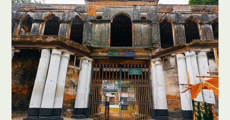 ইতিহাসের এক নিরব সাক্ষী নওগাঁর বলিহারের রাজবাড়ী
