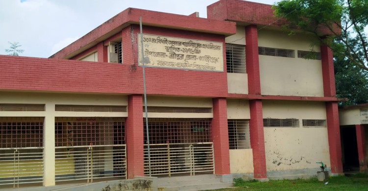স্কুলে হাজিরা দিয়ে সরকারি  কর্মকর্তাদের সঙ্গে পরিদর্শনে সহকারী শিক্ষক,পাঠদান ব্যাহত 