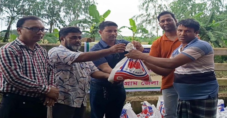 সাংবাদিক সুরক্ষা ও কল্যাণ ফাউন্ডেশনের উদ্যোগে চন্দনাইশে বন্যাদুর্গতের মাঝে ত্রাণ বিতরণ