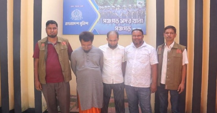 জুয়ার আসরে ডিবির অভিযান, ইউপি সদস্যসহ তিন জুয়াড়ি আটক