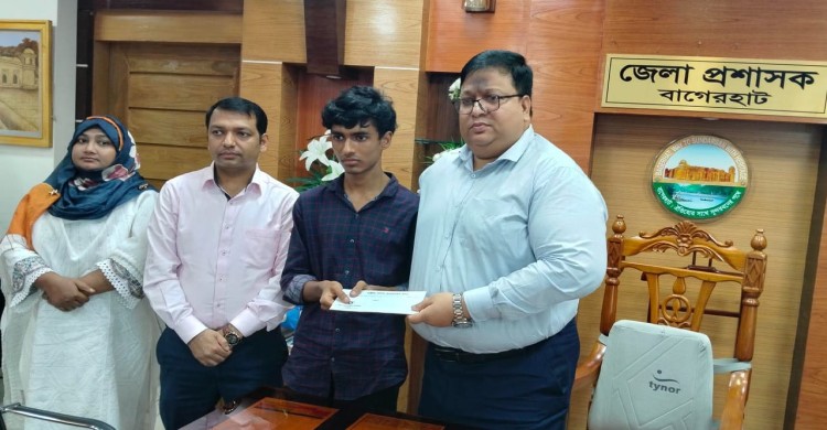 ‎ইকনকে আর্থিক সহায়তা দিলেন বাগেরহাট জেলা প্রশাসক