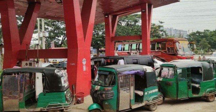 সোনারগাঁওয়ে ফিলিং স্টেশনে হঠাৎ গ্যাস সংকট ভোগান্তির কবলে সাড়ি সাড়ি সিএনজি চালিত গাড়ি