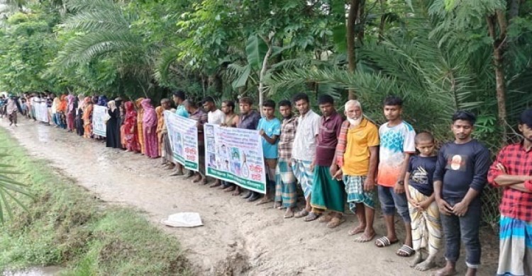 কলাপাড়ায় বৃদ্ধকে নির্যা/তন করে হ/ত্যার অভিযোগ, আসামিদের গ্রেফ/তারের দাবিতে মানববন্ধন