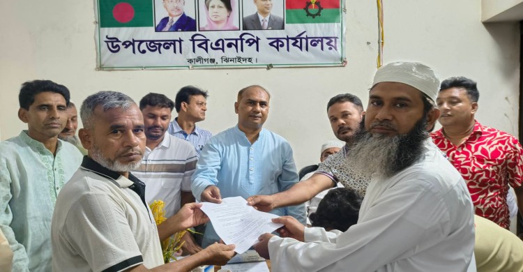 কালীগঞ্জ পৌরসভার মসজিদের ইমাম মোয়াজ্জিনের সম্মানী ভাতার ফর্ম বিতরণ