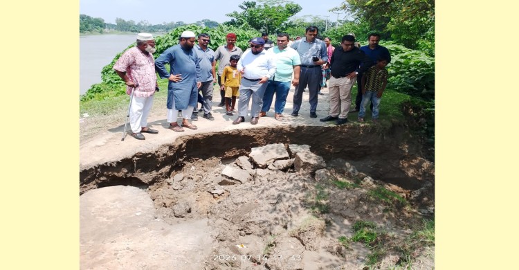 ঘাঘটের ভাঙনে হুমকিতে গাইবান্ধা শহররক্ষা বাঁধ, বালু ব্যবসায়ীর বিরুদ্ধে ব্যবস্থা নেওয়ার নির্দেশ