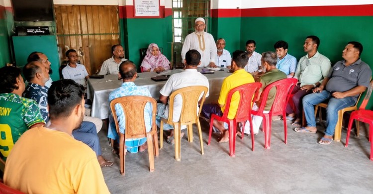 রাজাপুরের বড়ইয়ায় কৃষি অফিসার কর্তৃক কৃষক কার্ড বিতরণ জরীপ পরিদর্শন