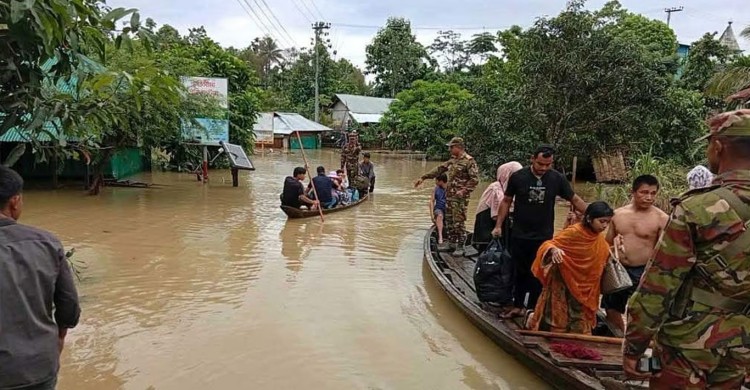 উপজেলা প্রশাসন'র পাশাপাশি বন্যাদূর্গতের পাশে দাঁড়াল সেনাবাহিনী; খোলা হল অস্থায়ী ক্যাম্প