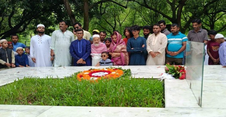 নুহাশ পল্লীতে হুমায়ূন আহমেদের ১৪ তম প্রয়াণ দিবসে  ভক্তদের ঢল