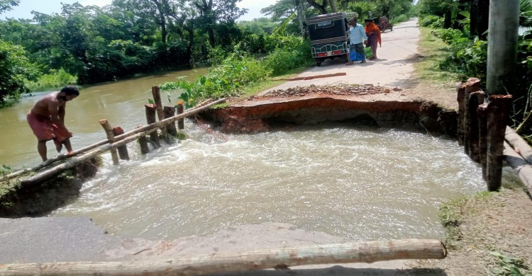 মঠবাড়িয়ায় অমবস্যার জোয়ারে পানির স্রোতে সড়ক ভেঙ্গে ৫ গ্রামের সাথে যোগাযোগ বিচ্ছিন্ন