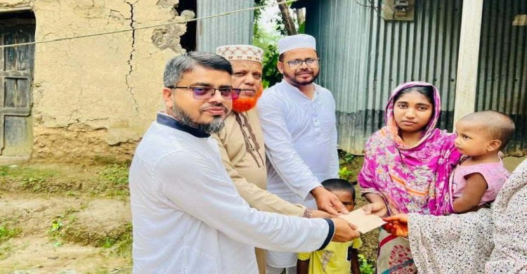 অসহায় বিধবা শারমিনের জরাজীর্ণ বসতঘর সংস্কারে  আর্থিক সহায়তায় শ্রীপুর উপজেলা জামায়াত