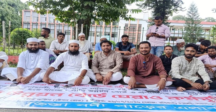 আশ্বাস নয়, ব্যবস্থা চাই—তিস্তার ভাঙনে পাউবো কার্যালয় ঘেরাও