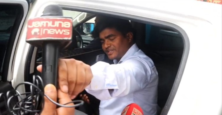 তথ্য চাইতেই ক্ষিপ্ত সাদুল্লাপুরের এসিল্যান্ড, সাংবাদিকের বুম-ক্যামেরা ধাক্কিয়ে অফিস ত্যাগ