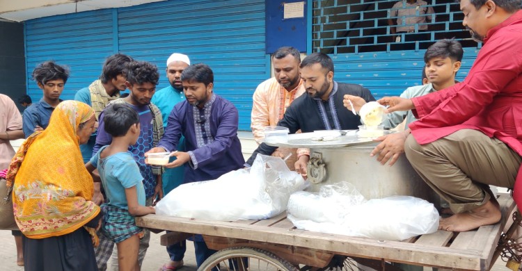 পল্টনে সুবিধাবঞ্চিত শিশু ও রিক্সা শ্রমিকদের মাঝে ‘ভয়েস অব ইনসাফ ফাউন্ডেশন’ এর ঈদ উপহার বিতরণ