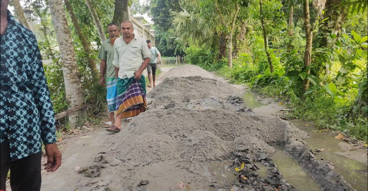মলয় বাজার থেকে সুরের বাগ সড়ক সংস্কারে এগিয়ে এলেন চেয়ারম্যান পদপ্রার্থী নজরুল ইসলাম ভূঁইয়া