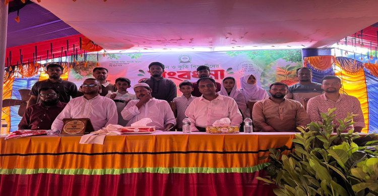 বরুড়ায় কালিঞ্জীপাড়া সমাজসেবা ফোরাম-এর উদ্দোগে গুনীজন ও কৃতি শিক্ষার্থীদের সংবর্ধনা এবং বৃক্ষরোপণ কর্মসূচি অনুষ্ঠিত।  রুবেল হোসেন বরুড়া(কুমিল্লা) :  বরুড়ায় অরাজনৈতিক সামাজিক সংগঠন 'কালিঞ্জীপাড়া সমাজসেবা ফোরাম'-এর উদ্যোগে গুণীজন ও কৃতী শিক্ষার্থীদের সংবর্ধনা এবং বৃক্ষরোপণ কর্মসূচি অনুষ্ঠিত হয়েছে। একই সাথে সংগঠনটির সামাজিক ও অরাজনৈতিক বিভিন্ন কার্যক্রমের ওপর আলোকপাত করা হয়। অনুষ্ঠানে  প্রধান অতিথি জনাব মো: আহসান হাফিজ সহকারী কশিমনার(ভূমি)  বিশেষ অতিথিবৃন্দ জনাব তৌকির আলম পাবেল সভাপতি , বরুড়া পৌরসভা ছাত্রদল জনাব নজরুল ইসলাম সাদ্দাম সাধারন সম্পাদক, বরুড়া পৌরসভা ছাত্রদল। এলাকার মেধা বিকাশ ও সুস্থ সমাজ গঠনে অবদান রাখায় স্থানীয় গুণীজন এবং বিভিন্ন পরীক্ষায় ভালো ফলাফল অর্জনকারী কৃতী শিক্ষার্থীদের মাঝে সম্মাননা স্মারক প্রদান করা হয়। এছাড়া পরিবেশ সুরক্ষায় সংগঠনটির গৃহীত বছরব্যাপী কর্মসূচির অংশ হিসেবে বৃক্ষরোপণ কার্যক্রম পরিচালনা করা হয়। সংগঠনটির একটি সুস্থ, সুন্দর ও আদর্শ সমাজ গঠনের লক্ষ্যে কালিঞ্জীপাড়া সমাজসেবা ফোরাম সম্পূর্ণ অরাজনৈতিকভাবে তাদের কার্যক্রম পরিচালনা করে আসছে। সংগঠনটির মূল লক্ষ্য ও উদ্দেশ্যসমূহের মধ্যে রয়েছে:  অসহায়, দরিদ্র ও সুবিধাবঞ্চিত মানুষের চিকিৎসা, বস্ত্র ও শিক্ষা সহায়তা প্রদান  সামাজিক পরিচ্ছন্নতা, পরিবেশ রক্ষায় বৃক্ষরোপণ ও রক্তদান কর্মসূচি পরিচালনা  কৃতি শিক্ষার্থী ও গুণীজন সংবর্ধনা প্রদান  যৌতুক, সুদ ও মাদকমুক্ত সমাজ গঠনে সামাজিক সচেতনতা তৈরি  দুস্থ ও এতিম শিশুদের দায়িত্ব গ্রহণ এবং বেকারত্ব দূরীকরণে কর্মসংস্থানের ব্যবস্থা করা অনুষ্ঠানে সংগঠনের প্রতিনিধিগণ জানান, এলাকার সার্বিক উন্নয়ন ও মানবিক সহায়তায় তাদের এ সামাজিক ও অরাজনৈতিক কার্যক্রম ভবিষ্যতে আরও বিস্তৃত আকারে বজায় থাকবে।