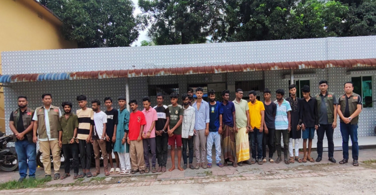 *কুমিল্লা জেলা গোয়েন্দা শাখার সফল অভিযানে ছিনতাই ও মাদকের সাথে সংশ্লিষ্ট ১৯ জন গ্রেপ্তার*